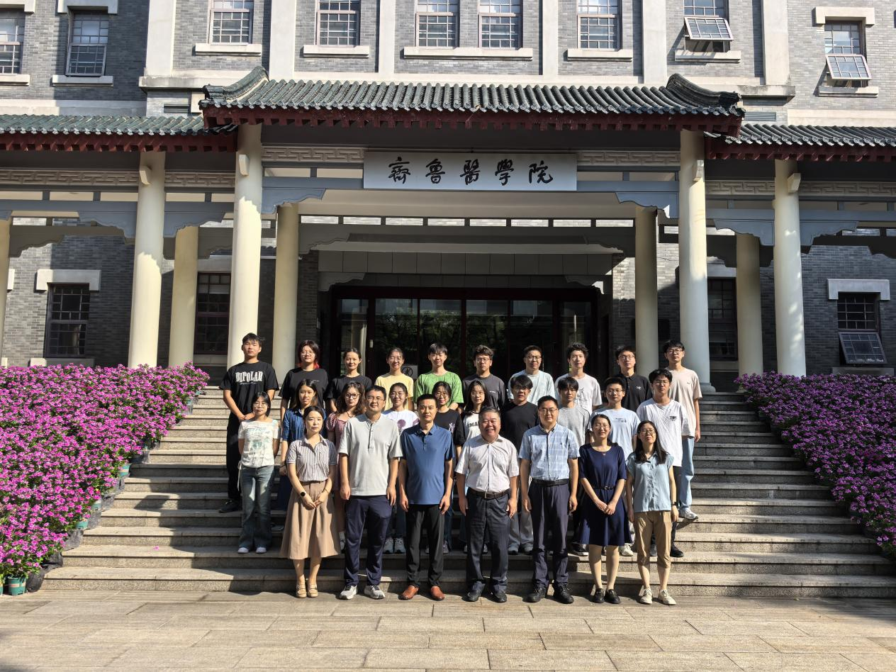 公共卫生学院举行2024级公共卫生与预防医学拔尖创新实验班开班典礼